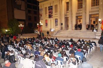 Πλήθος κόσμου μέσα και έξω από το θέατρο παρακολούθησε την εκδήλωση