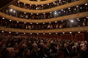 Εκατοντάδες υψωμένες γροθιές στο άκουσμα της «Διεθνούς» που έκλεισε την εκδήλωση