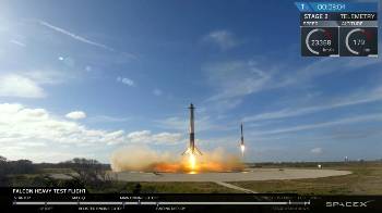 Τα επαναχρησιμοποιούμενα πρώτα στάδια των δύο βοηθητικών πυραύλων «Falcon 9», τμήματα του σύνθετου πυραύλου «Falcon Heavy», προσγειώνονται ταυτόχρονα στο ακρωτήριο Κανάβεραλ, μετά την επανείσοδό τους στην ατμόσφαιρα και την αυτόματη πλοήγησή τους πίσω στο διαστημοδρόμιο!