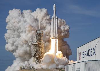 Η στιγμή της εκτόξευσης του «Falcon Heavy» από τις εγκαταστάσεις που έχει νοικιάσει η εταιρεία στο διαστημικό κέντρο Κένεντι, στο ακρωτήριο Κανάβεραλ. Η εξέδρα εκτόξευσης είναι η ίδια (με κάποιες τροποποιήσεις και εκσυγχρονισμούς) που χρησιμοποιήθηκε από την αποστολή «Απόλλων 11», που μετέφερε τους πρώτους ανθρώπους στη Σελήνη