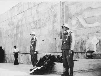 Γερμανοί στρατιώτες μπροστά στο μνημείο του Αγνωστου Στρατιώτη