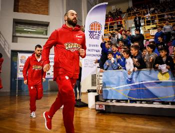Η παρουσία παιδιών από σχολεία και αθλητικές ακαδημίες της περιοχής μετέτρεψε σε γιορτή τον φετινό τελικό μπάσκετ Ολυμπιακού - ΑΕΚ στο Ηράκλειο