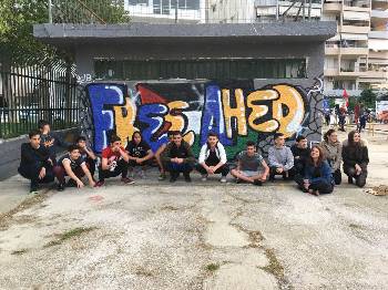 Ταύρος: Οι μαθητές φωτογραφίζονται μπροστά στο γκράφιτι που έφτιαξαν για την Αχέντ Ταμίμι