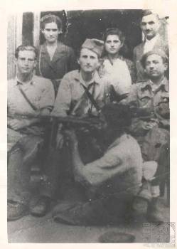 Στο κέντρο της φωτογραφίας διακρίνεται ο Δημήτρης Γιαννακούρας (Πέρδικας), μετά την κατάληψη της Ανδρίτσαινας στις 29/12/1947