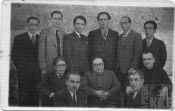 Τα μέλη της Κομματικής Επιτροπής του ΚΚΕ και του Γραφείου της Ομάδας Συμβίωσης της Ακροναυπλίας, Απρίλης - Μάης 1941. Από αριστερά όρθιοι: Μαχαιρόπουλος Χρήστος, Λιανάς Γ., Ζωγράφος Ζήσης, Καράς Σωτήρης, Κουλαμπάς Τάσος, Μουζενίδης Αδάμ. Από αριστερά καθιστοί: Θέος Κώστας, Παπαρήγας Μήτσος, Ιωαννίδης Γιάννης, Λεβογιάννης Μήτσος, Μπαρτζιώτας Βασίλης