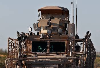 Τα αμερικανικά στρατεύματα στο Μάνμπιτζ της Β. Συρίας παραμένουν μέχρι νεωτέρας...