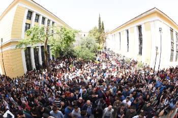 Πλημμύρισε από διαδηλωτές κάθε γωνιά του χώρου των δικαστηρίων στην Ευελπίδων