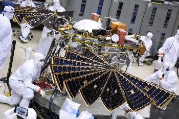 Τεχνικοί ελέγχουν τη διαστημοσυσκευή «InSight» και ειδικότερα τη σωστή ανάπτυξη των φωτοβολταϊκών πάνελ σε μορφή πετάλων μαργαρίτας, που θα την τροφοδοτούν με Ενέργεια