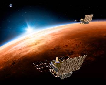 Οι δίδυμοι μικροδορυφόροι «MarCO» («Mars Cube One») σε καλλιτεχνική απεικόνιση πάνω από τον Αρη, με τη Γη και τον ήλιο στο βάθος. Είναι οι πρώτοι μικροδορυφόροι που ταξιδεύουν στο βαθύ Διάστημα, πίσω από τη διαστημοσυσκευή «InSight»