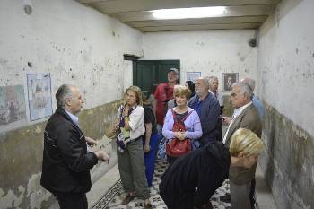 Στιγμιότυπο της ξενάγησης στα υπόγεια του Δικαστικού Μεγάρου Τρίπολης