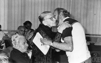 Η Ελλη Αλεξίου με τον Γιάννη Ρίτσο σε εκδήλωση της ΚΕ του ΚΚΕ το 1984. Αριστερά διακρίνονται οι Χαρίλαος Φλωράκης, Μάνος Κατράκης κ.ά.