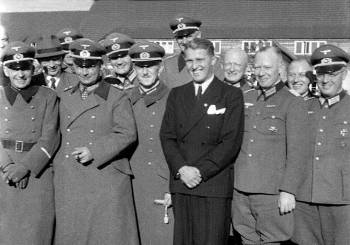 Ο ναζί επιστήμονας Βέρνερ φον Μπράουν ποζάρει μαζί με τον διοικητή του χιτλερικού κέντρου ερευνών στο Πεενεμούντε της Νορβηγίας, στρατηγό Βάλτερ Ντορνμπέργκερ, και άλλους υψηλόβαθμους αξιωματικούς της Βέρμαχτ