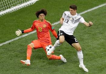 Πίσω από το θέαμα των αγώνων του Μουντιάλ κρύβεται ένα κερδοφόρο «πάρτι» για τις πολυεθνικές που αναπτύσσουν επιχειρηματική δράση γύρω από τη διοργάνωση