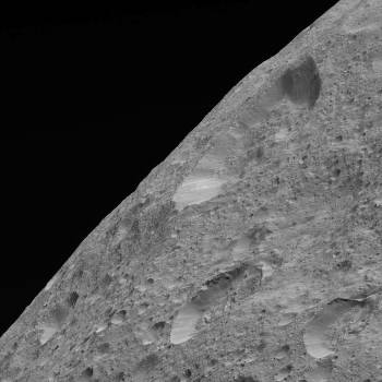 Φωτογραφία από ύψος 450 χιλιομέτρων, που αναδεικνύει το διάστικτο από κρατήρες ανάγλυφο της επιφάνειας της Δήμητρας, με φόντο τη διαστημική άβυσσο. Η διαστημοσυσκευή «Dawn» σύντομα θα αρχίσει να στέλνει φωτογραφίες από ύψος μόλις 50 χιλιομέτρων