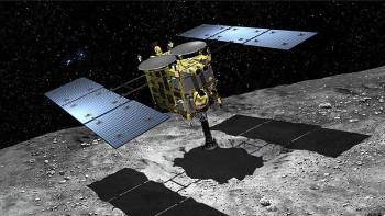 Καλλιτεχνική απεικόνιση του «Χαγιαμπούσα 2» την ώρα που θα παίρνει δείγμα υπεδάφους του αστεροειδούς Ριούγκου από λάκκο, που θα έχει δημιουργήσει νωρίτερα ρίχνοντας πάνω του με μεγάλη ταχύτητα μια βλητική συσκευή
