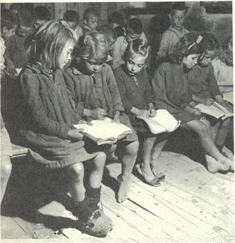 Ενα βιβλίο ανά δυο μαθήτριες σε σχολείο του Βόλου το 1949