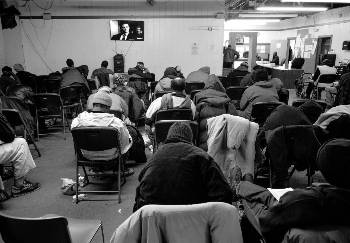 Στο Κέντρο Τουμέινι για τους χρόνια άστεγους, στο Ντιτρόιτ των ΗΠΑ, άνθρωποι ζουν σε πλαστικές καρέκλες, ορισμένοι επί βδομάδες, κάποιοι ακόμη και χρόνια, καθώς το κέντρο δεν διαθέτει κρεβάτια και δεν έχουν πού αλλού να πάνε. Ο συνωστισμός, οι άθλιες συνθήκες ζωής και υγιεινής, εντείνουν το πρόβλημα διάδοσης των μολυσματικών ασθενειών. Στο Ντιτρόιτ, τη μεγαλύτερη πόλη του Μίσιγκαν, βρίσκεται σε εξέλιξη επιδημία Ηπατίτιδας Α