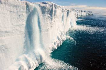 Νερό από το λιώσιμο του πάγου ρέει στη θάλασσα, από τον υπό διάλυση παγετώνα Σβάλμπαρντ, στη Νορβηγία