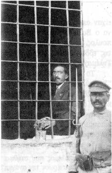 Ο Αβραάμ Μπεναρόγια, ηγέτης της «Φεντερασιόν», σε μεταγενέστερη φωτογραφία, φυλακισμένος. Ο Αβραάμ Μπεναρόγια πήρε μέρος στο Ιδρυτικό Συνέδριο του ΣΕΚΕ, και η «Φεντερασιόν» μετεξελίχθηκε σε πρώτη οργάνωση του ΣΕΚΕ - ΚΚΕ στη Θεσσαλονίκη