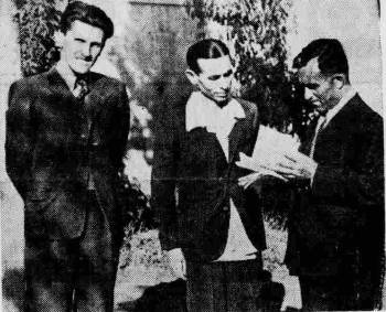 Ο λογοτέχνης Γιώργος Δενδρινός (στη μέση), ενώ νοσηλευόταν στο Νοσοκομείο «Σωτηρία», τον Ιούνη του 1938. Δεξιά του ο Κώστας Καραχάλιος, που κρατά τα χειρόγραφα ποιήματα του Δενδρινού, και αριστερά του ο επίσης νοσηλευόμενος ποιητής, Καλαντζής. Δημοσιεύτηκε στην εφημερίδα «Ακρόπολις»
