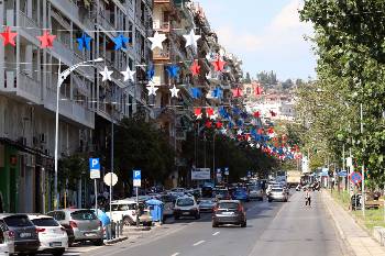 Οι δρόμοι της πόλης σημαιοστολισμένοι στα χρώματα της αστερόεσσας για να νιώθουν οι μακελάρηδες σα στο σπίτι τους...