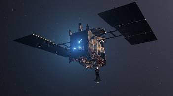 Απεικόνιση του «Χαγιαμπούσα - 2» με τους κινητήρες ιόντων σε πρώτο πλάνο. Από μια από τις σκουρόχρωμες θυρίδες που φαίνονται στη δεξιά πλευρά του αποκολλήθηκε η συσκευή MASCOT