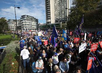 Οταν φτάνουν εργαζόμενοι να διαδηλώνουν με τις σημαίες της ΕΕ, δεν υπάρχει καλύτερη απόδειξη για τη χειραγώγησή τους από τους εκμεταλλευτές τους