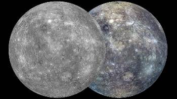 Σύνθετη φωτογραφία (αριστερά) της επιφάνειας του Ερμή, από πολλές μικρότερες που τράβηξε το σκάφος «Μέσεντζερ», της παλιότερης ομώνυμης αποστολής της NASA στον εσώτερο πλανήτη. Δεξιά η ίδια φωτογραφία μετά από χρωματική επεξεργασία με βάση τη χημική σύνθεση του εδάφους (μια λωρίδα μέσα στον λαμπρό κρατήρα είναι γκρίζα λόγω έλλειψης των σχετικών δεδομένων)