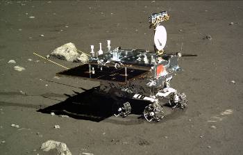 Το ρόβερ «Yutu» («Κουνέλι») της αποστολής «Τσανγκ-ι 3» στην επιφάνεια της Σελήνης, πανομοιότυπο με αυτό που μεταφέρει η αποστολή «Τσανγκ-ι 4»