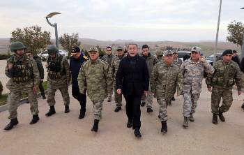 Από πρόσφατη επίσκεψη του υπουργού Αμυνας της Τουρκίας, Χουλούσι Ακάρ, στα στρατεύματα στα τουρκοσυριακά σύνορα