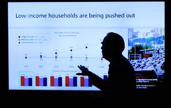 Ο επικεφαλής της «Microsoft», Μπραντ Σμιθ, παρουσιάζει το «επενδυτικό σχέδιο» του ομίλου για την κατασκευή κατοικιών στο Σιάτλ