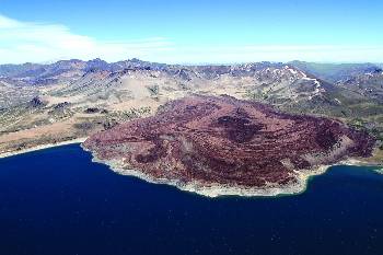 Η Λαγούνα δελ Μάουλ στη Χιλή περιβάλλεται από πεδία ρυόλιθου (κέντρο) παλαιότερων ηφαιστειακών εκρήξεων