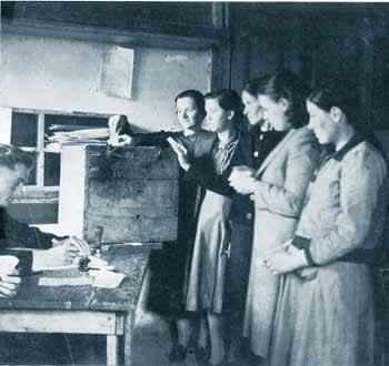 23 Απρίλη του 1944. Οι γυναίκες ψηφίζουν για πρώτη φορά. Εκλογές για την ανάδειξη του Εθνικού Συμβουλίου στην Ελεύθερη Ελλάδα