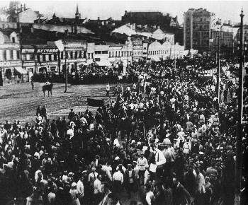 Διαδήλωση προς τιμήν των αντιπροσώπων του παγκόσμιου προλεταριάτου μπροστά από το Σπίτι των Συνδικάτων όπου πραγματοποιήθηκε το 6ο Συνέδριο της ΚΔ