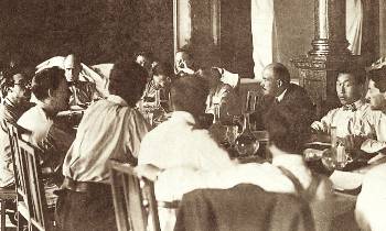 Ο Β. Ι. Λένιν σε συνεδρίαση μίας από τις Επιτροπές του 2ου Συνεδρίου