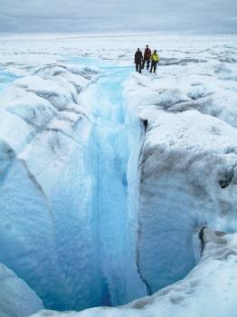 Ερευνητές παρατηρούν καταβόθρα που άνοιξε μέσα στον παγετώνα Τζάκομπσον της Γροιλανδίας από το νερό λιωμένου επιφανειακού πάγου