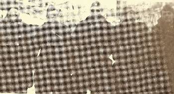 Στη φωτογραφία που τραβήχτηκε στο Καρπενήσι κατά την κατάληψη από τον ΔΣΕ, διακρίνονται από αριστερά: Η Ευτυχία Σδρόλια, γυναίκα του Νίκου Μπάλαλα, ο συνταγματάρχης (τότε) του Δημοκρατικού Στρατού Ελλάδας Νίκος Μπάλαλας (Μπαντέκος), ο αντισυνταγματάρχης Κώστας Γκριτζώνας, επίτροπος της 1ης Μεραρχίας του ΔΣΕ, ο αντισυνταγματάρχης του ΔΣΕ Στάθης Καραγιώργης και ο Ζαχαρίας Μπολασίκης