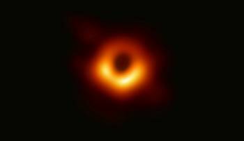 Στο κέντρο του φωτεινού δίσκου η σκιά της μαύρης τρύπας στην καρδιά του γαλαξία Μ87. Σύμφωνα με τις επιστημονικές ανακοινώσεις ένα μέρος του φωτεινού δίσκου ίσως οφείλεται σε ύλη που περιστρέφεται με τη φορά των δεικτών του ρολογιού, όπως φαίνεται από τη Γη. Το φως του δίσκου προέρχεται κυρίως από ακτίνες φωτός άστρων πίσω και γύρω από την υπερμεγέθη μαύρη τρύπα, που καμπυλώνονται από το τεράστιο βαρυτικό πεδίο της υπερμεγέθους μαύρης τρύπας και σχηματίζουν τη σιλουέτα της