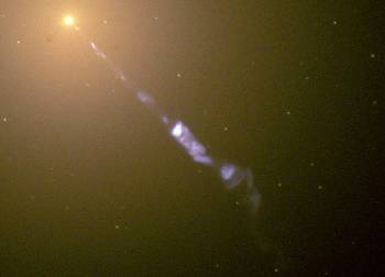 Ο πίδακας πλάσματος του γαλαξία Μ87 σχηματίζεται από υλικά που εκτοξεύονται υπό την επίδραση της μαύρης τρύπας στο κέντρο του. Το πλάσμα (ιονισμένη κατάσταση της ύλης) κινείται με ταχύτητα που πλησιάζει εκείνη του φωτός και το μήκος του πίδακα φτάνει τα 5.000 έτη φωτός