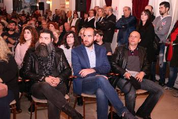 Ο ηθοποιός Τάσος Σωτηράκης, υποψήφιος δημοτικός σύμβουλος Νίκαιας, με τους Γιώργο Καλαμαρά και Βασίλη Βατίστα