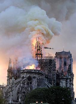 Η στιγμή που το βέλος του ναού καταρρέει τυλιγμένο στις φλόγες
