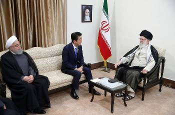 Από τη συνάντηση του Ιάπωνα πρωθυπουργού με την ιρανική ηγεσία