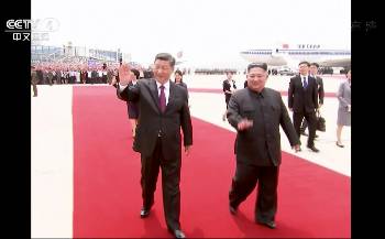 Ο Βορειοκορεάτης ηγέτης υποδέχεται τον Κινέζο Πρόεδρο (αριστερά), σε πλάνα που διένειμε η κινεζική κρατική τηλεόραση