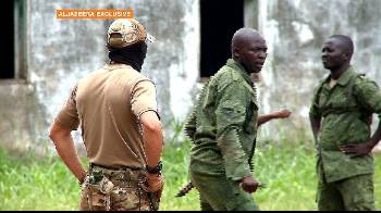 Στιγμιότυπο από την εκπαίδευση στρατιωτών της Κεντροαφρικανικής Δημοκρατίας από Ρώσους εκπαιδευτές
