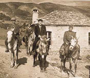 Φεύγοντας από την Ελεύθερη Ελλάδα για το Λίβανο. Απο αριστερά προς τα δεξιά, Πέτρος Ρούσος, Αλέξανδρος Σβώλος, Στέφανος Σαράφης
