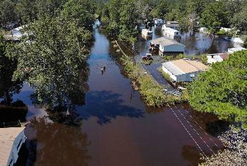 Πλημμύρα στο Λάμπερτον της Βόρειας Καρολίνα, μετά από την πολυήμερη στάθμευση της τροπικής καταιγίδας «Φλόρενς» πάνω από τις ανατολικές ΗΠΑ, τον Σεπτέμβρη του 2018