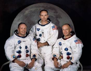 Το πλήρωμα της αποστολής «Απόλλων-11». Από αριστερά προς τα δεξιά: Νιλ Αρμστρονγκ, Εντουιν Ολντριν και Μάικλ Κόλινς