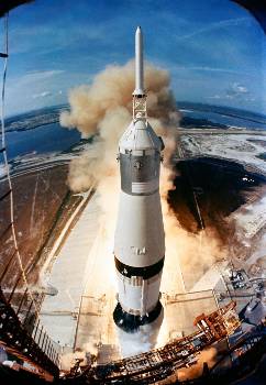 Η στιγμή της εκτόξευσης της αποστολής «Απόλλων-11» με έναν πύραυλο «Κρόνος-5» από το Διαστημικό Κέντρο «Κένεντι», στο ακρωτήριο Κανάβεραλ της Φλόριντα