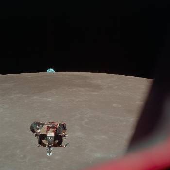 Μετά την ολοκλήρωση της αποστολής πάνω στη Σελήνη, η σεληνάκατος Αετός επιστρέφει για να επανασυνδεθεί με το μητρικό σκάφος του «Απόλλων-11», που παρέμεινε σε τροχιά. Στο βάθος, η Γη ανατέλλει στο σεληνιακό ορίζοντα, με φόντο το μαύρο της διαστημικής αβύσσου.