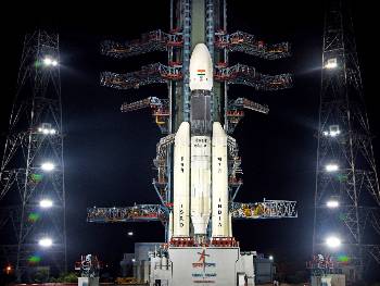 Ο πύραυλος GSLV Mk-III της αποστολής «Τσαντραγιαάν 2», έτοιμος στην εξέδρα εκτόξευσης λίγο πριν ξεκινήσει το ταξίδι του για τη Σελήνη